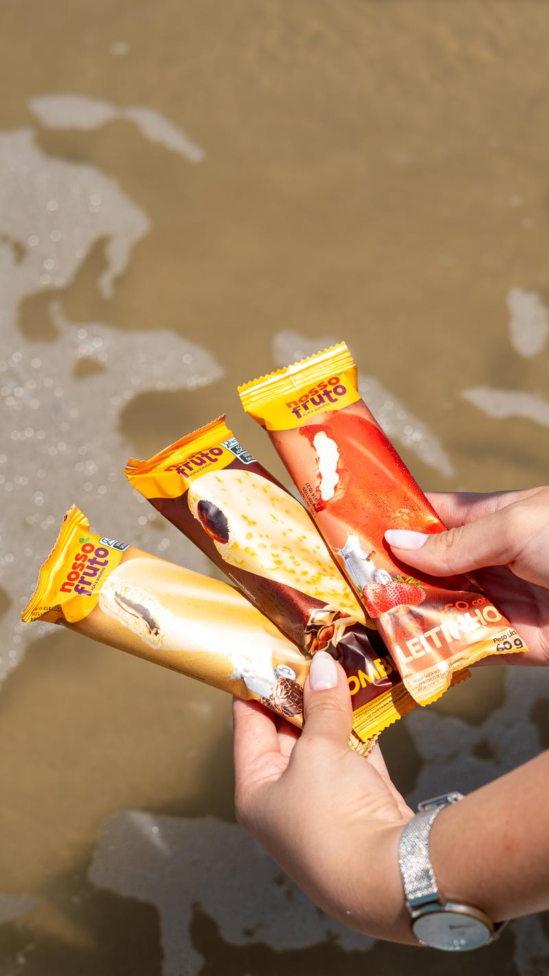 Picolés de leite Nosso Fruto na praia
