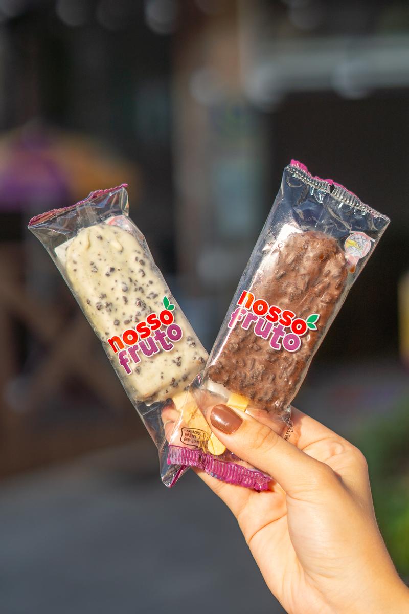 Picolés de leite Nosso Fruto chocolate e creme