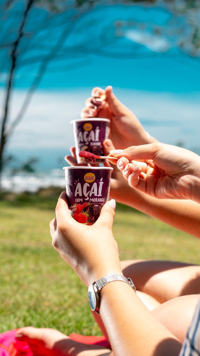 Açaí Nosso Fruto no parque — duas pessoas
